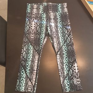 Lorna Jane Work-Out Crops